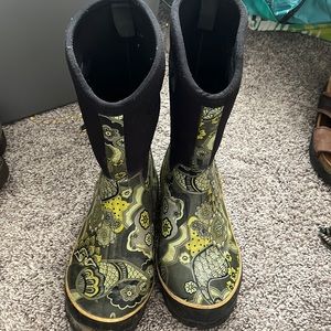 Perhaps the most comfortable rain boots I’ve ever had. Super easy to pull on.